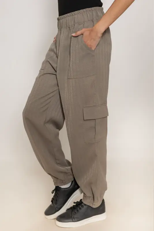 TEXTURED CARGO JOGGER PANTS - Image 2