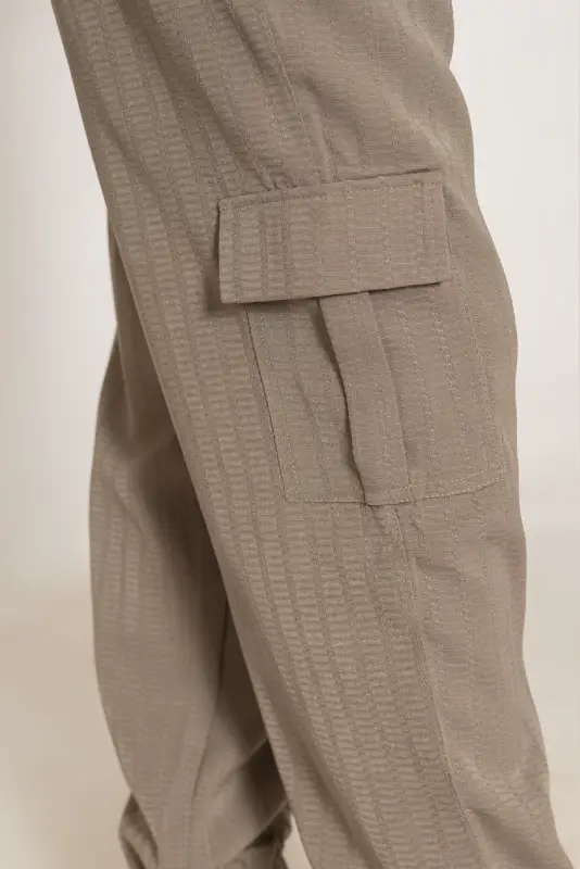TEXTURED CARGO JOGGER PANTS - Image 4